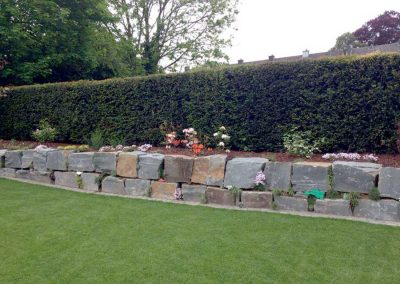 Trockenmauer aus Grauwacke-Quadern.