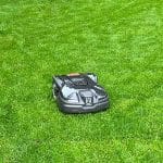 pflegeleichter Rasen mit automatischer Bewässerung und Mähroboter