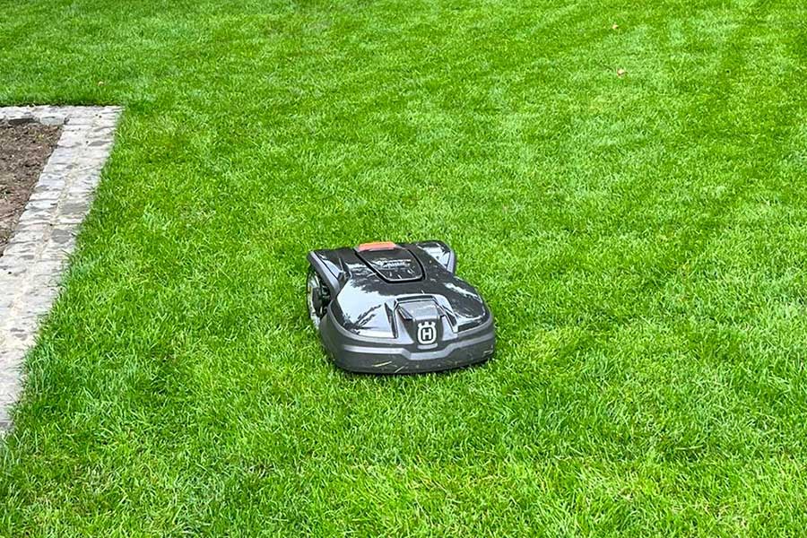 pflegeleichter Rasen mit automatischer Bewässerung und Mähroboter